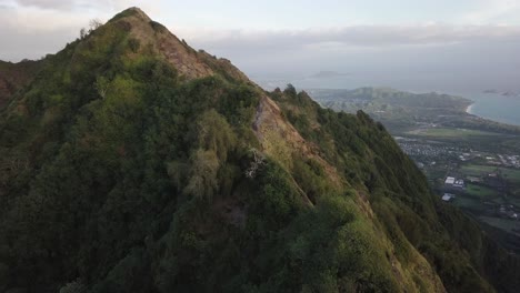 excursionistas pasando el rato a lo largo de una cresta irregular en una cadena montañosa en oahu, este de honolulu, hawaii, muñeca aérea