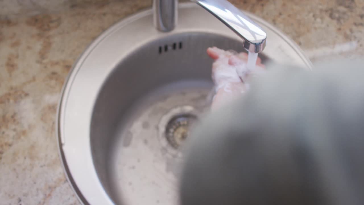 코로나바이러스 전염병 기간 동안 격리된 여성이 손을  ⁇ 고 있습니다.