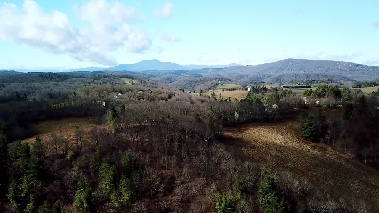 분 노스 캐롤라이나 근처 공중, 블로잉 록 노스 캐롤라이나 근처 배경에 할아버지 산이 있는 분 노스 캐롤라이나, 블로잉 록 노스 캐롤라이나