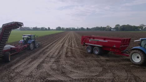 agricultores alineando tractores alineándose para cosechar papas