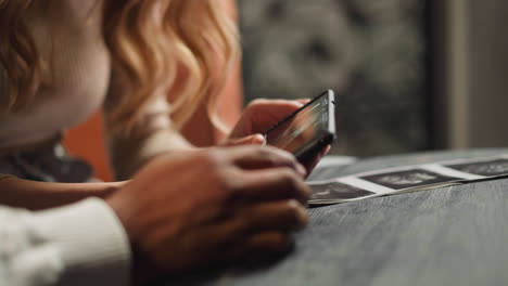 Guy-with-girlfriend-holds-phone-with-baby-ultrasonic-record