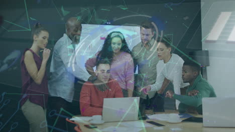 animación de redes de plexus sobre un equipo de diversos colegas discutiendo sobre una computadora portátil en la oficina