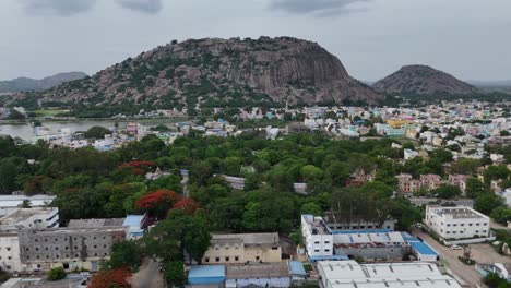 imágenes elevadas de la carretera que atraviesa terrenos rocosos y pequeñas colinas en la india