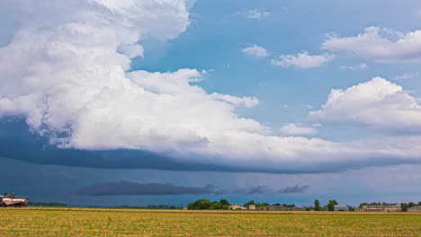 Zeitraffer-Bewegende-Wolken-Im-Grün-gelben-Ländlichen-Landwirtschaftsfeld-Mit-Fahrenden-Traktoren