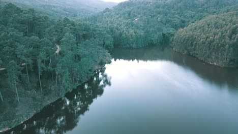 Sintra-Gebirge-Barragem-Da-Mula-Stausee-Stausee-Aus-Einem-Aussichtspunkt,-In-Portugal