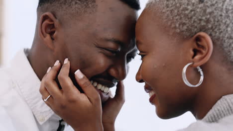 Liebe,-Engagement-Und-Glückliches-Schwarzes-Paar,-Das-Sich-Berührt