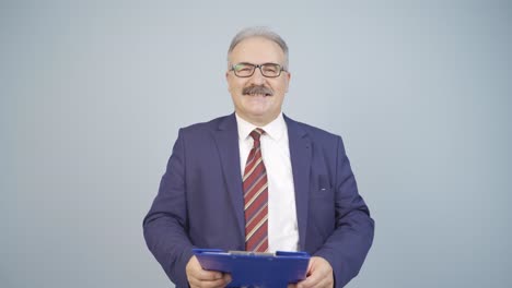 hombre de negocios cerrando el expediente positivamente. satisfecho.