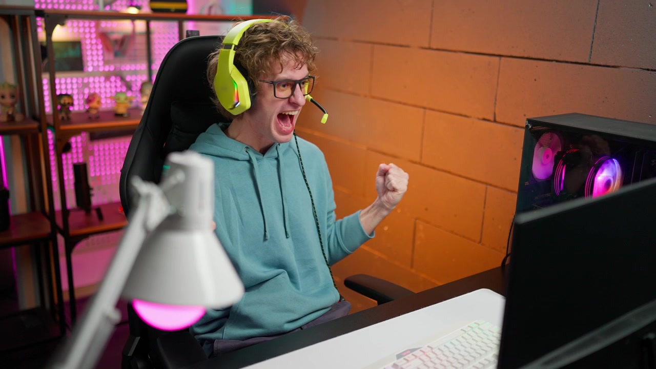 Giovane uomo entusiasta che celebra la vittoria mentre gioca a un videogioco