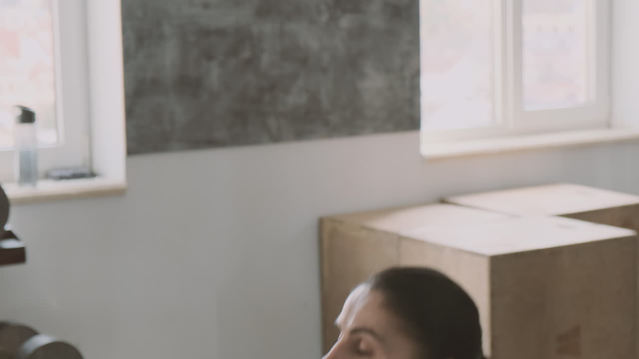 체육관에서 케틀벨 훈련을 하는 낚시를 좋아하는 여자