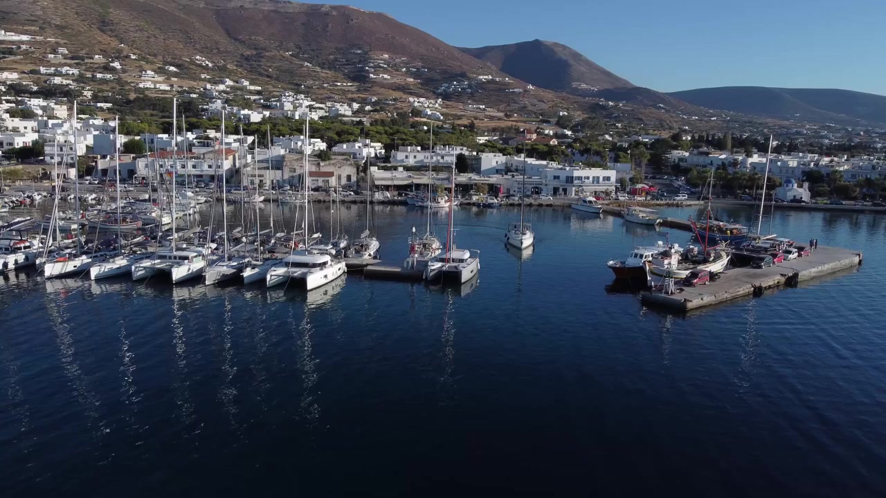 Baia di Piso Livadi a Paros, Barche e yacht ormeggiati, Mar Egeo, Ripresa con drone