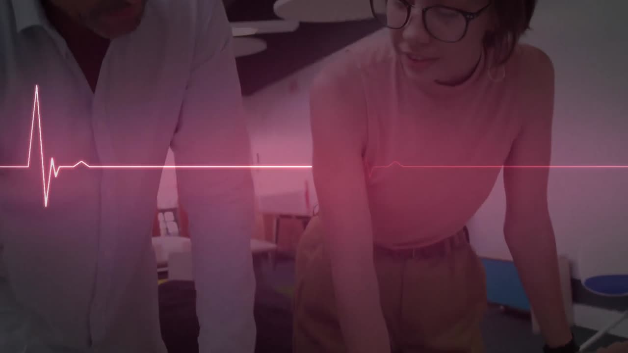 animación de un monitor de ritmo cardíaco rosado brillante, sobre un compañero de trabajo y una compañera de trabajo sonrientes hablando