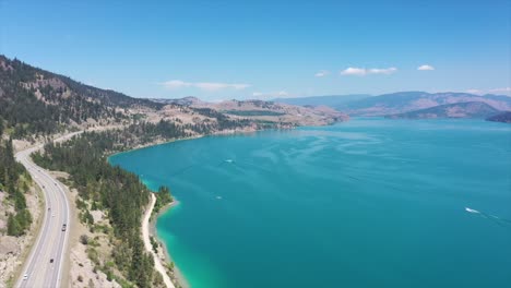 Belleza-Junto-Al-Lago-De-Columbia-Británica:-Toma-Aérea-Del-Lago-Kalamalka