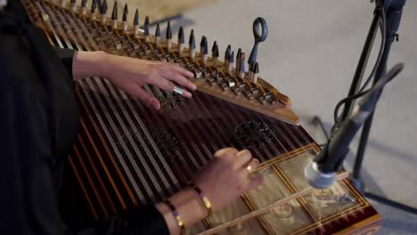 mujer tocando la cítara en el teatro tiro de ángulo alto, de cerca