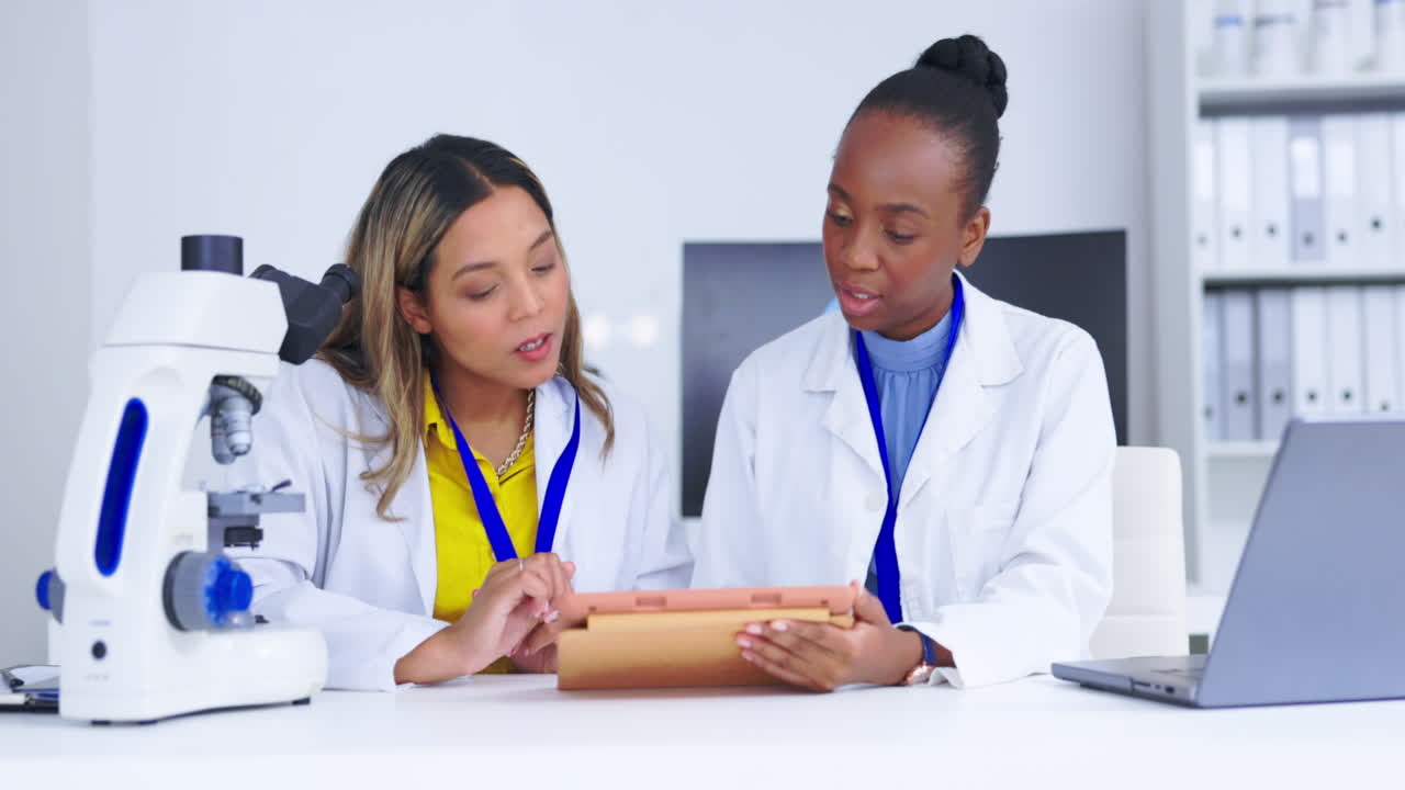 equipo de científicos, las mujeres analizan los resultados en la tableta