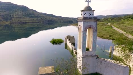 antigua iglesia abandonada sumergida bajo el agua del embalse en chipre