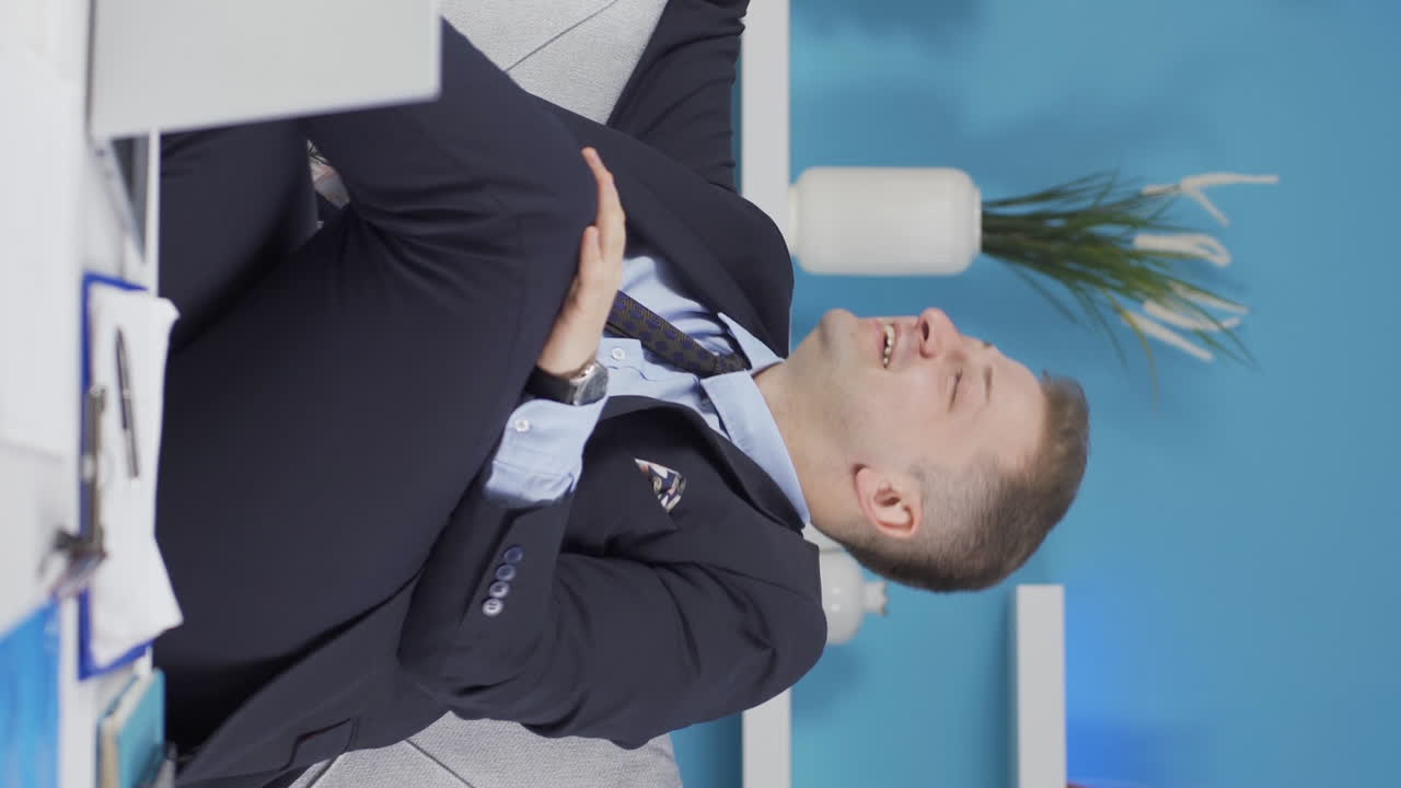 홈 오피스 근로자의 수직 비디오 남자는 부자입니다.