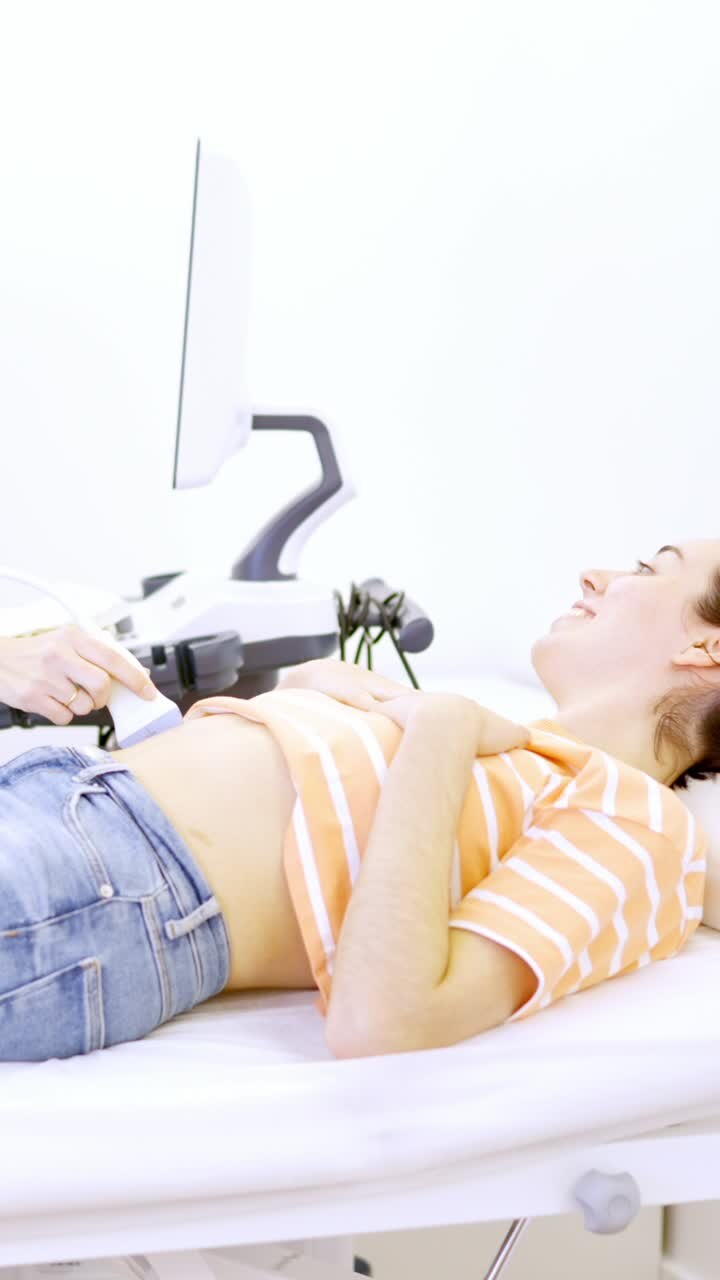 Doctor informs a patient that she is pregnant during ultrasound
