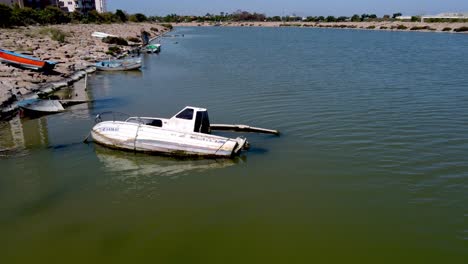 Volando-Bajo-A-Lo-Largo-De-La-Orilla-Del-Río-Segura-En-España-Sobre-Viejos-Barcos-De-Pesca-A-Lo-Largo-De-La-Costa-Rocosa