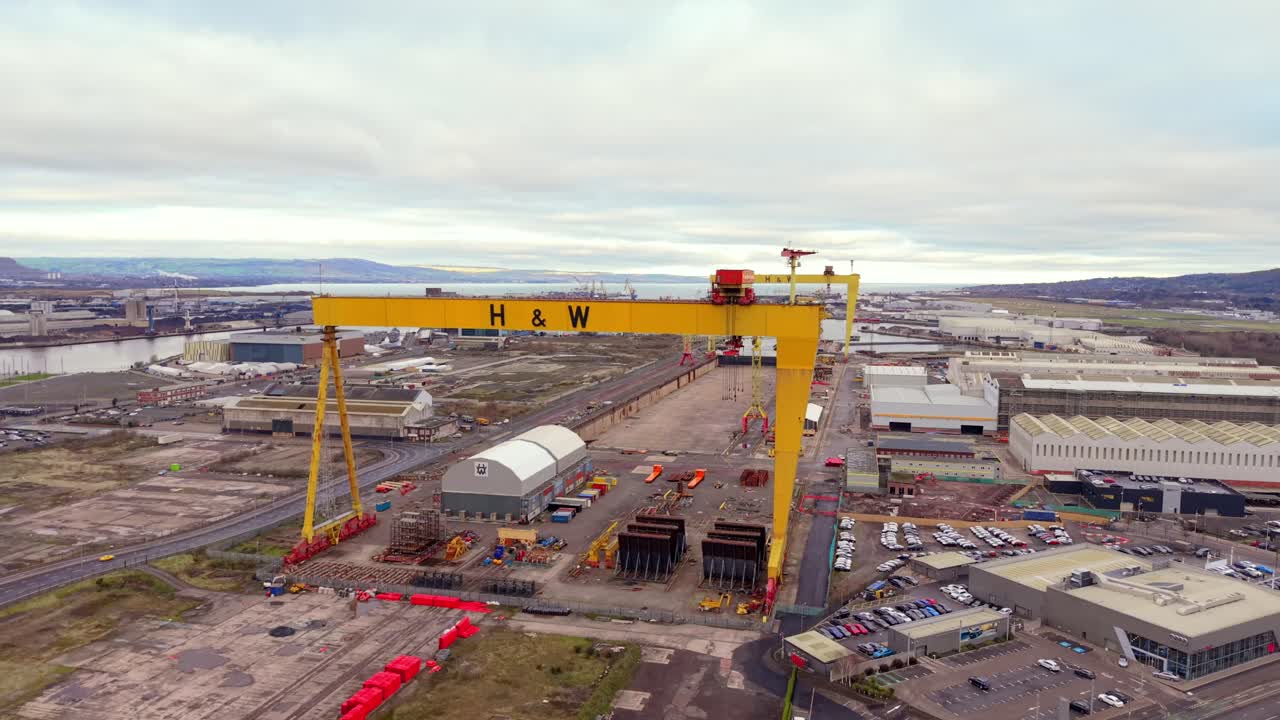 Ampio video aereo in 4K a 60 FPS in senso antiorario delle gru Samson e Goliath presso il sito Harland and Wolff a Belfast, Irlanda del Nord, nel Regno Unito. Prodotto con colore Rec709