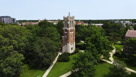 Luftaufstieg-Und-Neigung-über-Dem-Uhrenturm-Auf-Dem-Campus