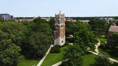 elevación aérea e inclinación sobre la torre del reloj en el campus