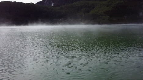 toma aérea del lago humeante en nueva zelanda