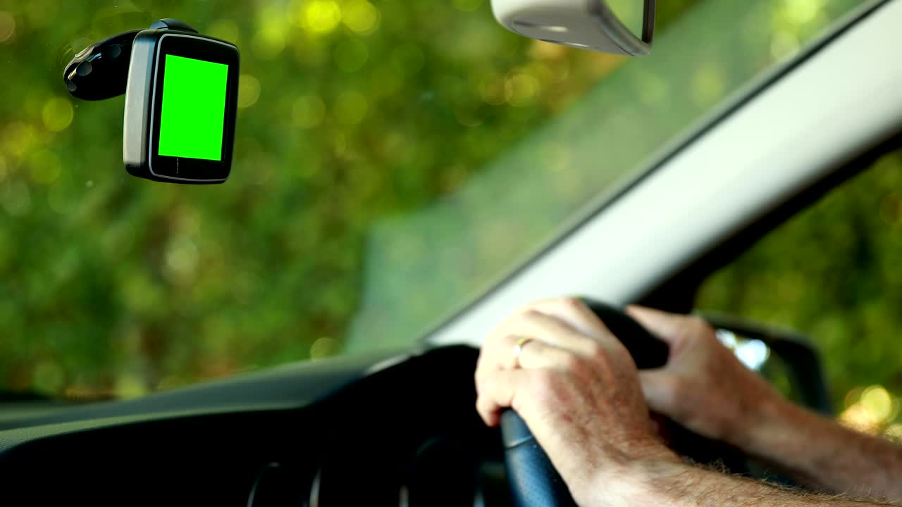 Uomo anziano alla guida di un'auto 4k