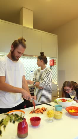 amigos cocinando juntos en una cocina moderna