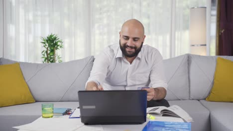 Hombre-Trabajador-De-Oficina-En-Casa-Haciendo-Compras-En-Línea.