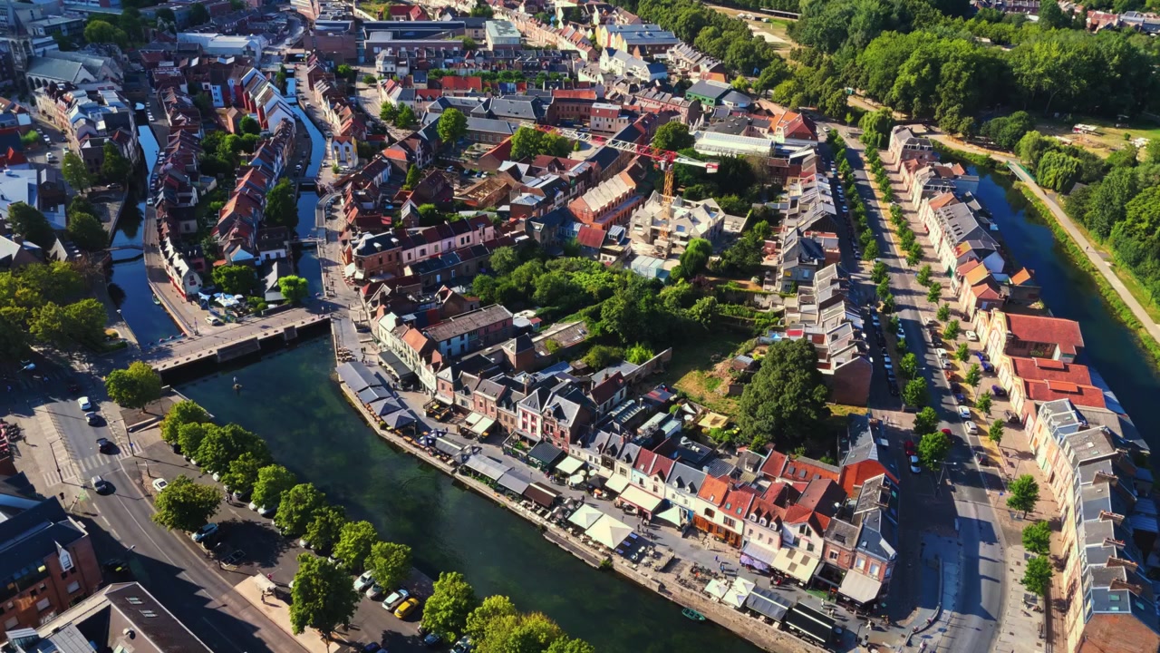 Amiens ist eine historische nordfranzösische Stadt, die von der Somme durchflossen wird und berühmt ist für ihre schwimmenden Gärten, Ziegelarchitektur, lebendigen Viertel und ihr reiches mittelalterliches, industrielles und literarisches Erbe