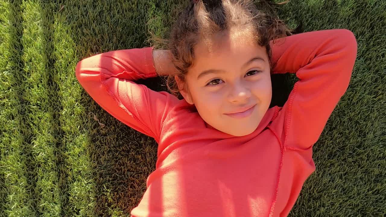 chica latina descansa porque tiene sueño