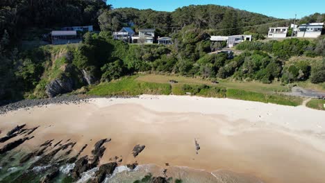 Playa-De-Barcos---Rocas-Focas---Costa-Norte-Central---Nueva-Gales-Del-Sur---Nueva-Gales-Del-Sur---Australia---Toma-Aérea-Panorámica-Rápida