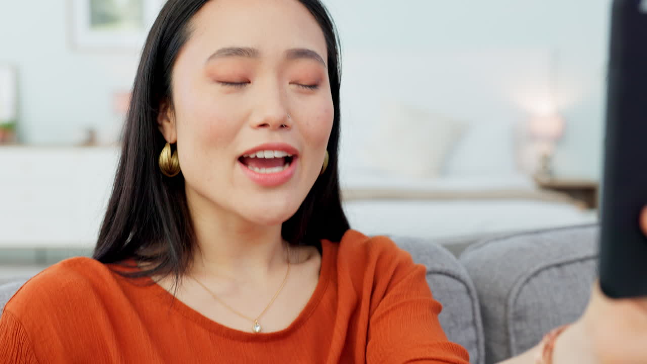 행복, 전화 통화와 비디오 통신에 있는 여성