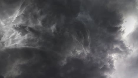 vista 4k de nubes de tormenta oscuras