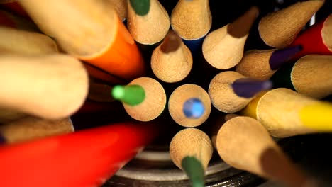 moviéndose hacia las puntas de un frasco de lápices de colores
