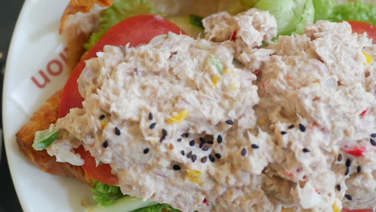 Sándwich de atún con mayonesa en un plato sobre la mesa