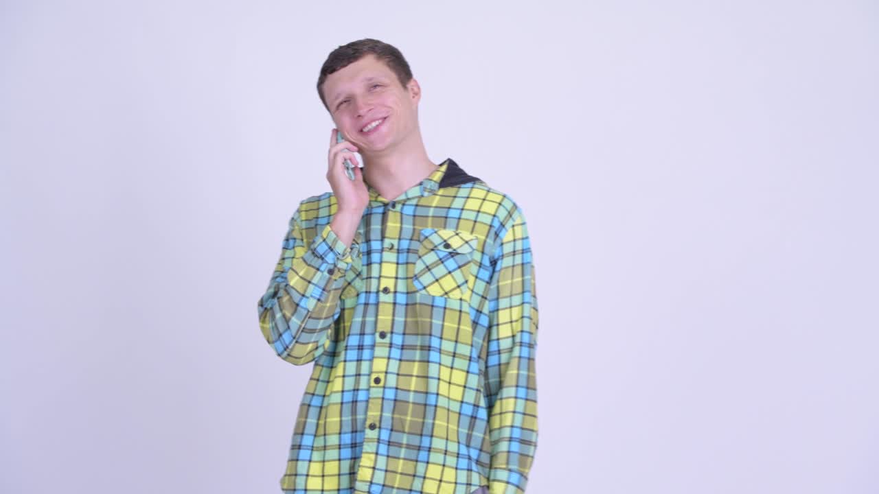행복한 젊은 잘생긴 스터 남자와 전화