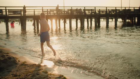 Niño-Corriendo-En-La-Playa-A-Cámara-Lenta