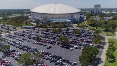 vídeo de drones aéreos 4k de tropicana field y estacionamientos completos en el centro de st.