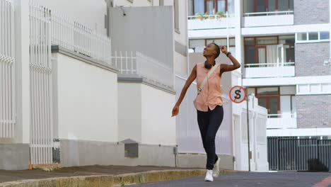 mujer caminando por la ciudad 4k