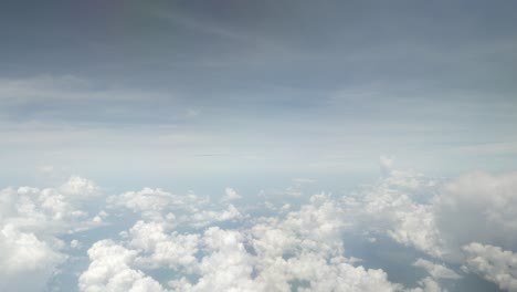 Blick-Auf-Den-Himmel-Mit-Weißen-Geschwollenen-Wolken-Und-Sonnenlicht-über-Dem-Himmel