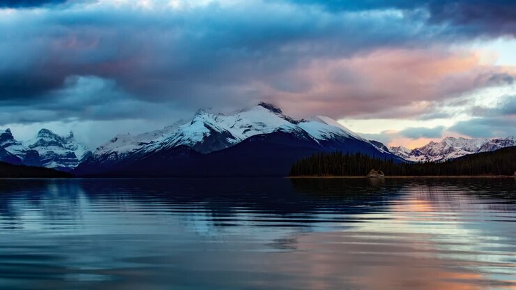 Lago glaciale nel paesaggio montano canadese