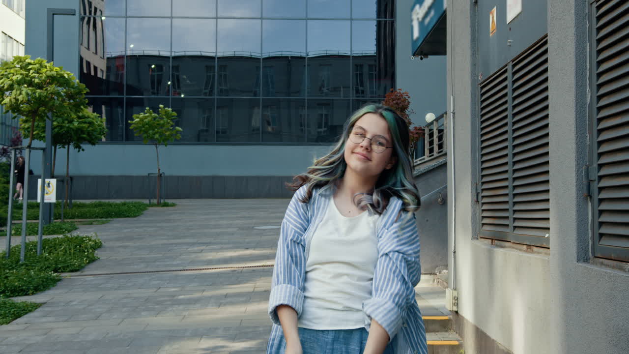 una adolescente con libros en un campus universitario