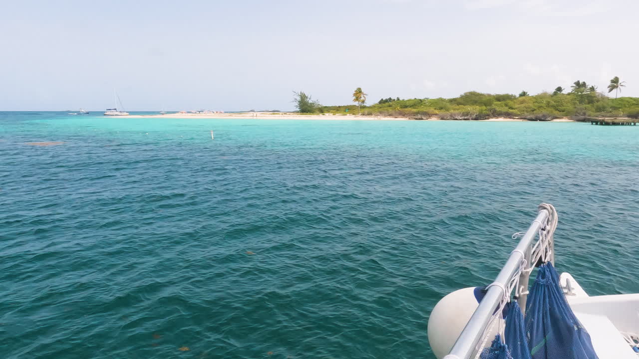 범선을 타고 푸에르토리코 카요 이카코스 모래 해안의 놀라운 전망, 하루