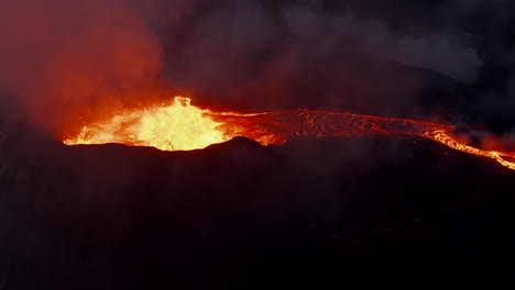 Vista-Cercana-De-La-Parte-Superior-Del-Volcán-Activo.-Magma-Hirviendo-En-El-Cráter-Y-Flujo-De-Lava-Caliente.-Volcán-Fagradalsfjall.-Islandia,-2021