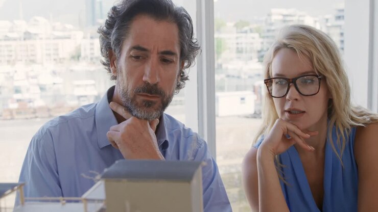 Due architetti che lavorano in un ufficio