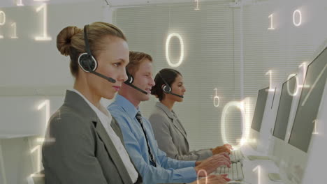 animación de código binario sobre personas de negocios que usan auriculares