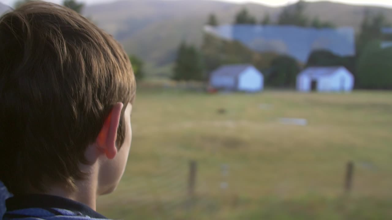 버스 창밖을 내다보는 소년