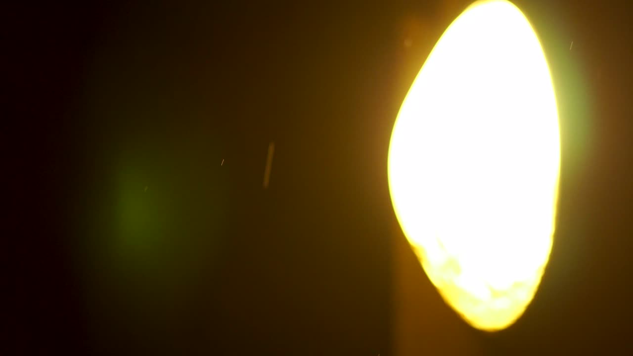 noche lluviosa en el estacionamiento con la lluvia cayendo a través de una luz cálida fija