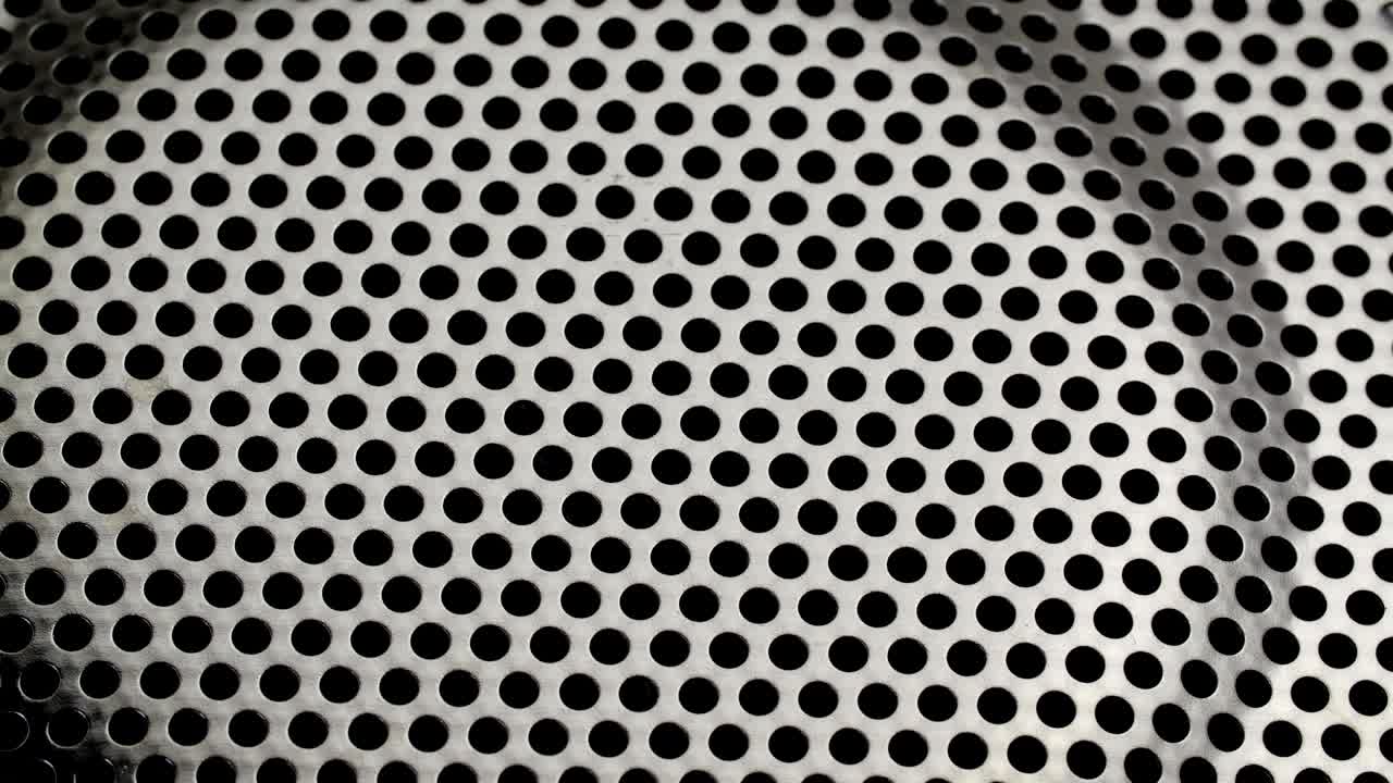 fondo con agujeros perforados.